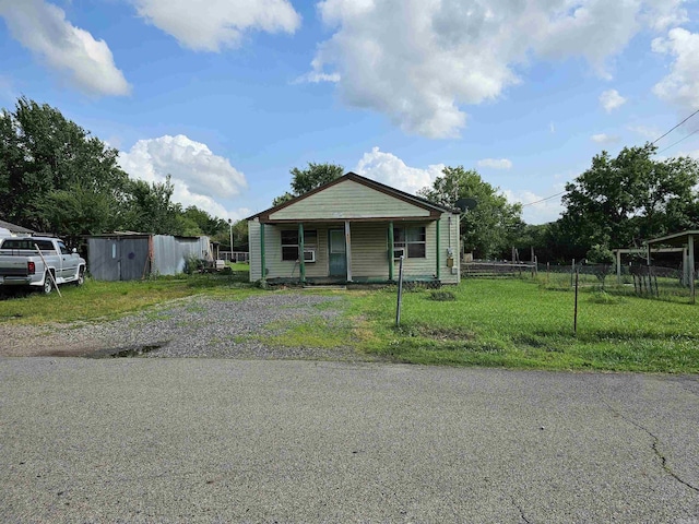 801 Deridder Ave, Mena, AR 71953 - view of front facade featuring a porch