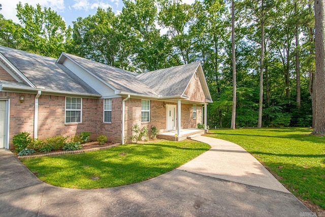 1226 Grayson Cir, Malvern, AR 72104 - ranch-style home featuring a front yard and roof with shingles
