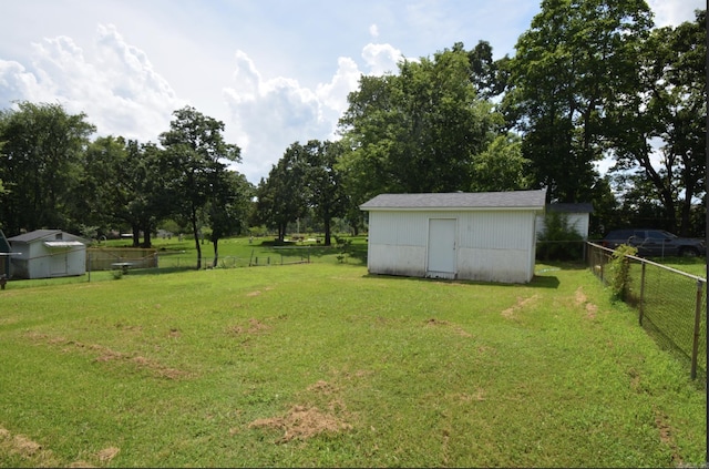 view of yard with a storage shed