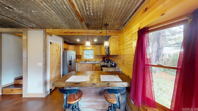 25 Jared Cir, Heber Springs, AR 72543 - kitchen featuring stainless steel fridge with ice dispenser, electric stove, dark wood finished floors, pendant lighting, and a peninsula