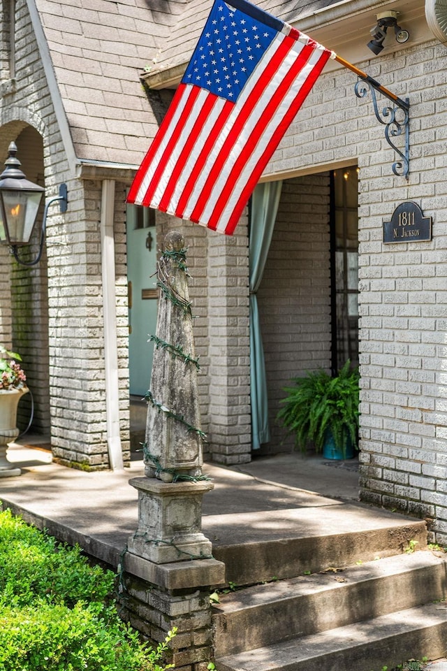 1811 N Jackson St, Little Rock, AR 72207 - property entrance with brick siding