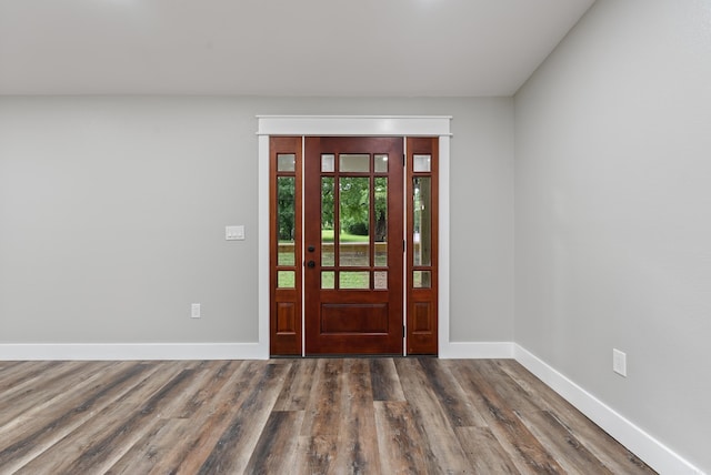 26 W Mobbs Cir, Greenbrier, AR 72058 - foyer entrance featuring wood finished floors and baseboards