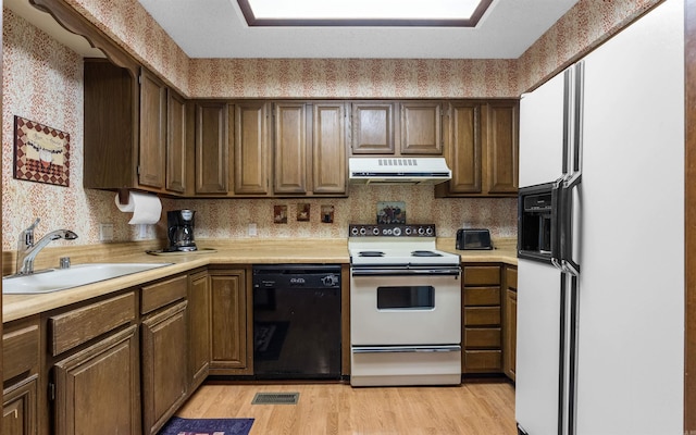 5 Torre Del Mar Way, Hot Springs Village, AR 71909 - kitchen with white appliances, under cabinet range hood, and light countertops