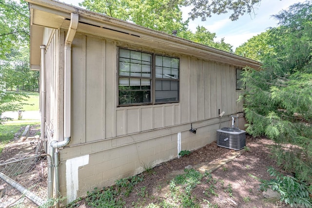 1304 Dupwe Dr, Jonesboro, AR 72401 - view of side of home featuring a cooling unit and crawl space
