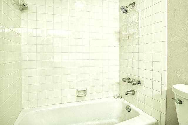 1 Halcon Pl, Hot Springs Village, AR 71909 - bathroom featuring a textured wall and bathtub / shower combination