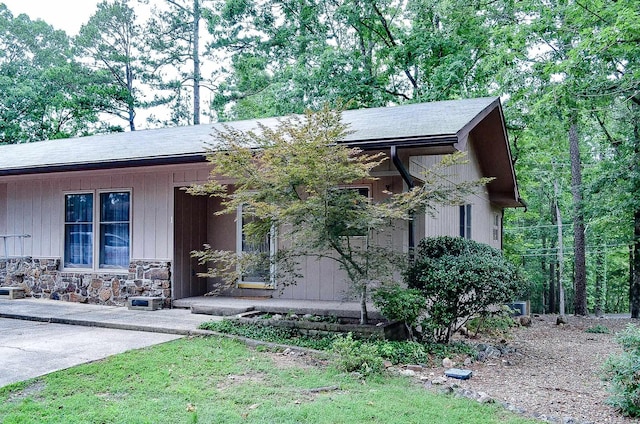 1 Halcon Pl, Hot Springs Village, AR 71909 - view of front of property with stone siding and a porch