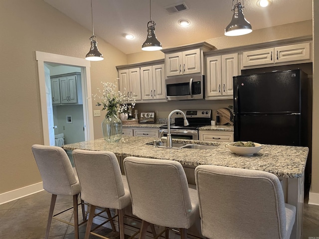 101 Cottage Loop, Heber Springs, AR 72543 - kitchen featuring appliances with stainless steel finishes, lofted ceiling, a breakfast bar area, pendant lighting, and a kitchen island with sink