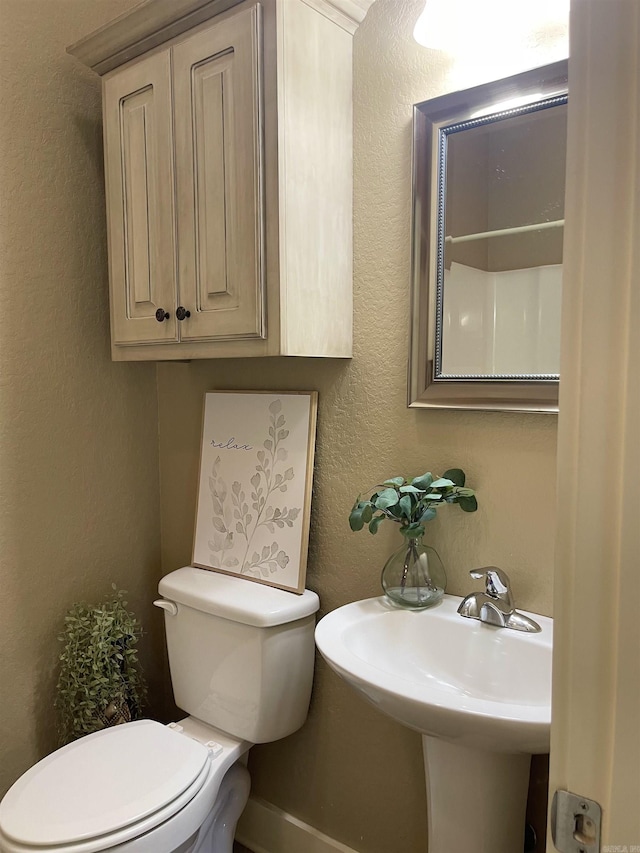 101 Cottage Loop, Heber Springs, AR 72543 - half bathroom featuring toilet and a textured wall