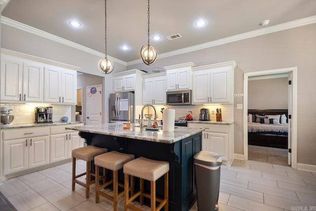 274 Reuben Dr, Alexander, AR 72202 - kitchen with stainless steel appliances, backsplash, white cabinets, a kitchen bar, and crown molding