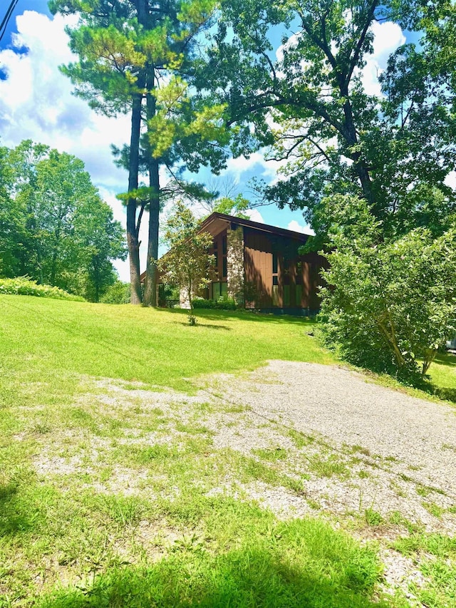 view of grassy yard featuring an outdoor structure