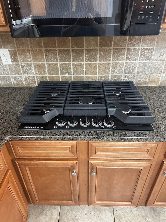 3505 Stockton Dr, Benton, AR 72015 - kitchen view of black gas stovetop and decorative backsplash