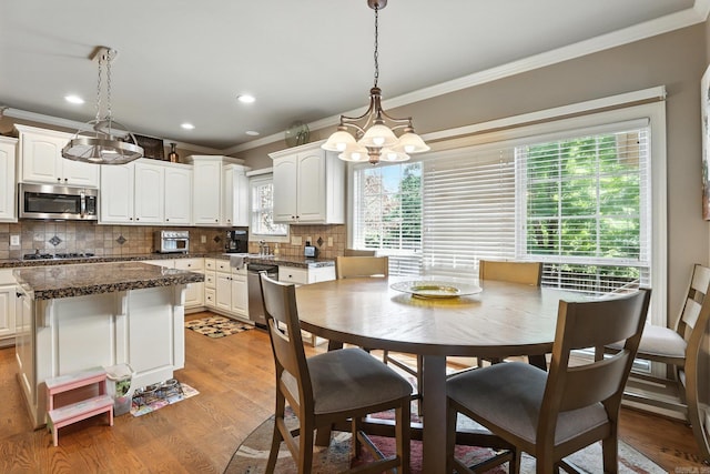 28 Chemin Ct, Little Rock, AR 72223 - dining area featuring crown molding, light wood finished floors, a chandelier, and recessed lighting