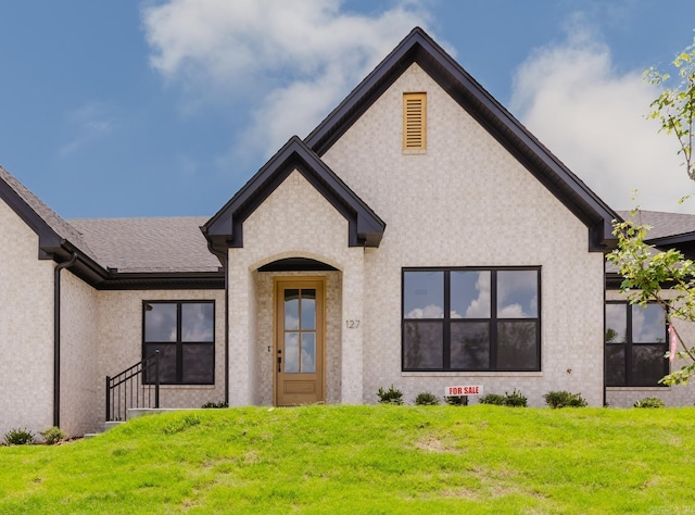 127 Edgewood Cir, Little Rock, AR 72223 - view of front facade with a front yard and stucco siding