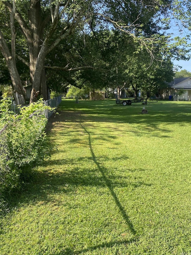 view of green lawn