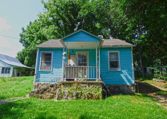102 E Second St, Hardy, AR 72542 - bungalow-style home with a front lawn