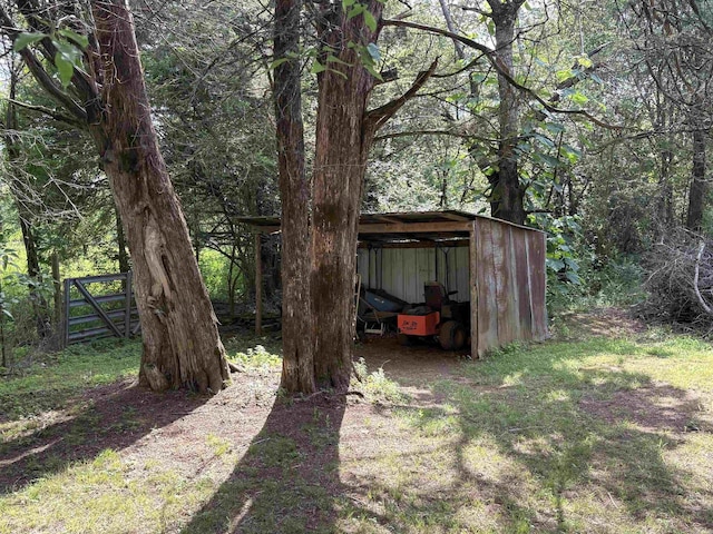 391 Bloodworth Rd, Searcy, AR 72143 - view of yard featuring an outbuilding and a wooded view