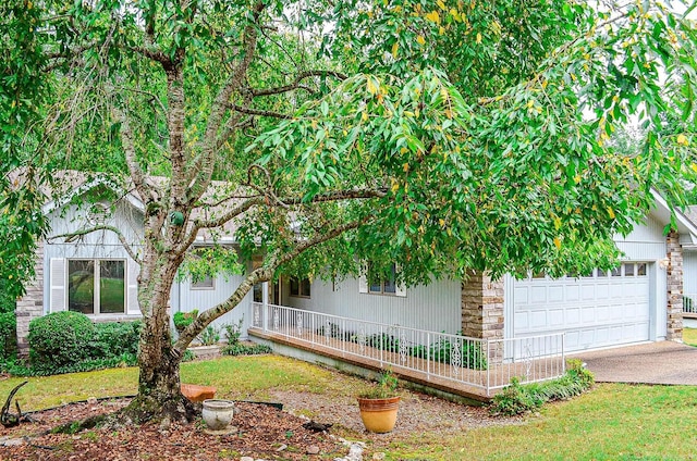 5 Lanza Ct, Hot Springs Village, AR 71909 - view of front facade featuring a garage, driveway, and a porch