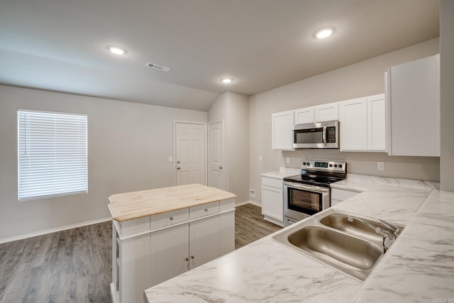 1375 Lacroix Ln, Conway, AR 72034 - kitchen with appliances with stainless steel finishes, a center island, wood finished floors, light countertops, and recessed lighting