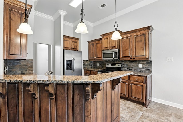 6137 Remington Dr, Bryant, AR 72022 - kitchen featuring stainless steel appliances, a kitchen breakfast bar, a peninsula, ornamental molding, and tasteful backsplash