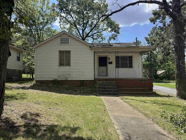 600 S Maple St, Little Rock, AR 72205 - bungalow-style home with a front lawn