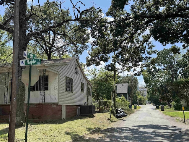 600 S Maple St, Little Rock, AR 72205 - view of home's exterior featuring a central AC unit and a yard