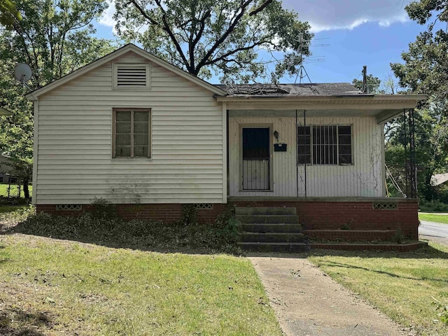 600 S Maple St, Little Rock, AR 72205 - view of front of property featuring a front lawn and crawl space