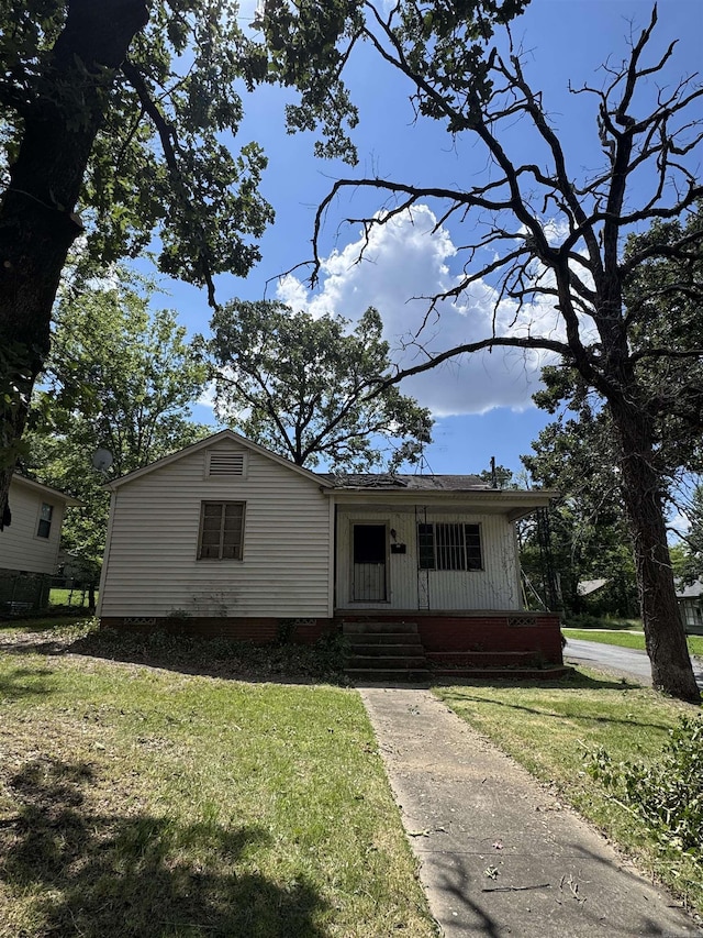 600 S Maple St, Little Rock, AR 72205 - view of front facade featuring a front lawn and entry steps