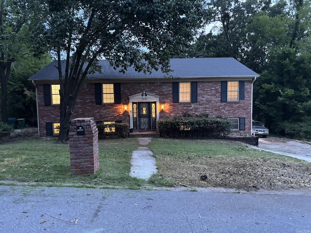11220 Bainbridge Dr, Little Rock, AR 72212 - split foyer home featuring brick siding, a front yard, and roof with shingles