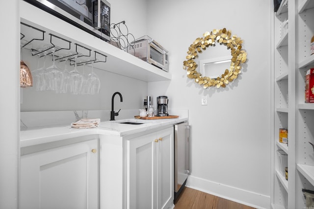 1113 Twin Points Rd, Hot Springs, AR 71913 - indoor wet bar featuring wood finished floors and baseboards