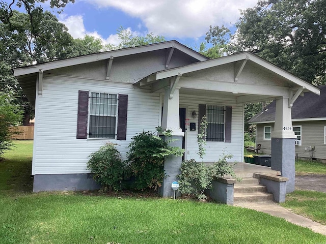 4624 W 29th St, Little Rock, AR 72204 - bungalow-style home featuring covered porch and a front lawn