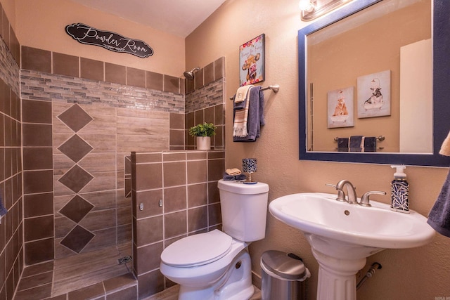 4203 Glenda Ln, Benton, AR 72019 - bathroom featuring a tile shower and toilet