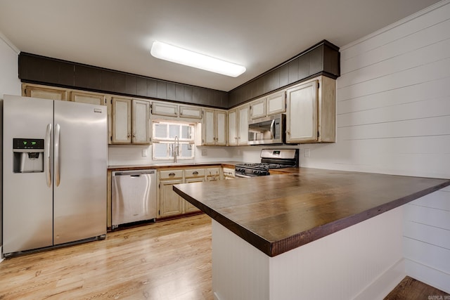 1005 S German Ln, Conway, AR 72034 - kitchen with stainless steel appliances, a peninsula, and light wood-type flooring