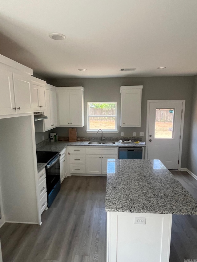 kitchen with electric stove, extractor fan, healthy amount of natural light, dark wood-type flooring, and recessed lighting