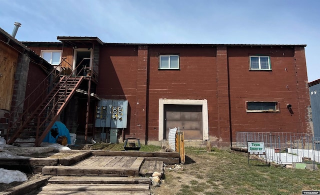 back of house featuring a lawn