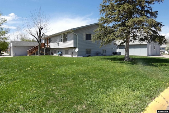 view of front of property featuring a front lawn