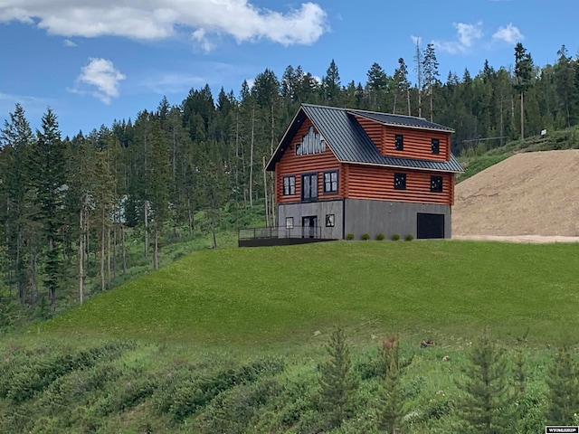 back of house featuring a lawn