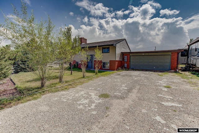 view of front of property featuring a front yard and a garage