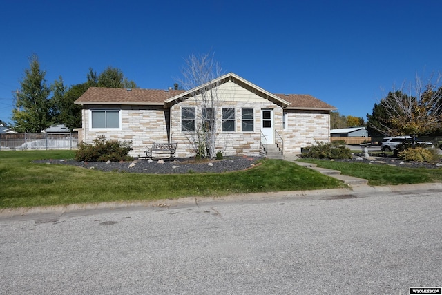 view of front of property featuring a front lawn