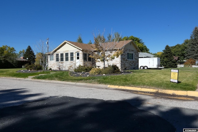 ranch-style house featuring a front lawn