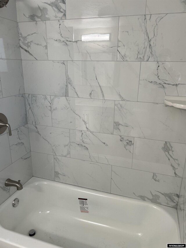 bathroom with tiled shower / bath