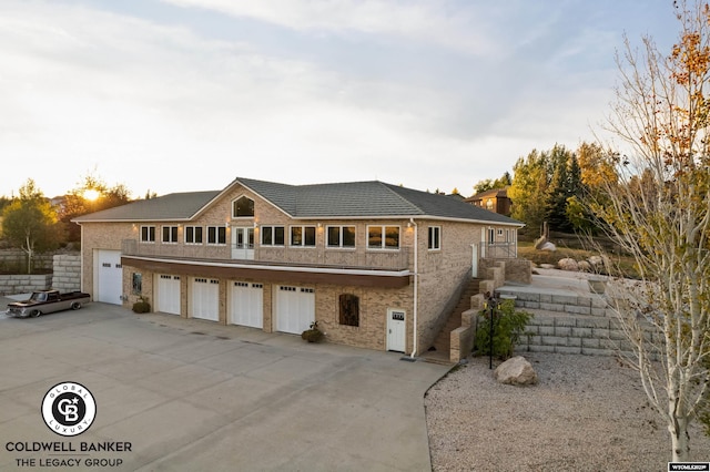 view of front property featuring a garage