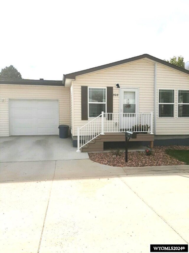 view of front facade featuring a garage