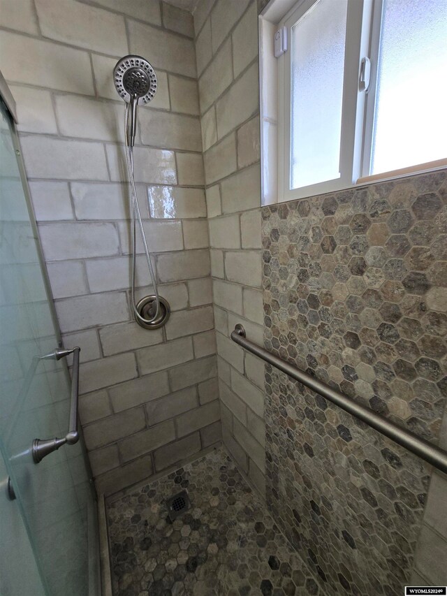 bathroom featuring tiled shower