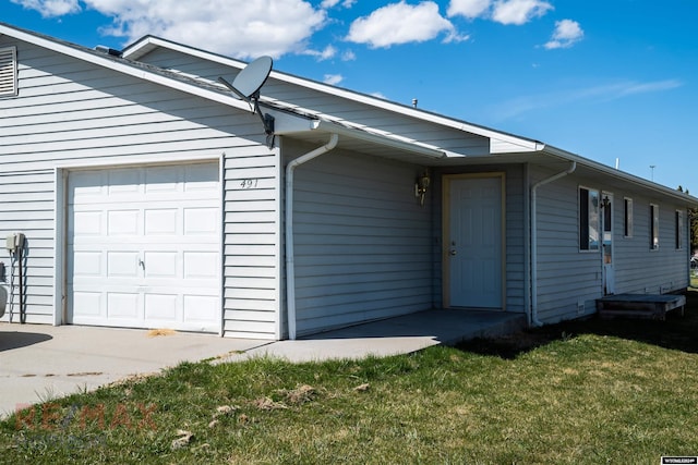 view of front facade featuring a garage and a front yard