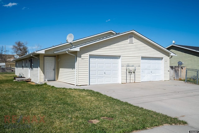 view of front facade featuring a garage and a front yard