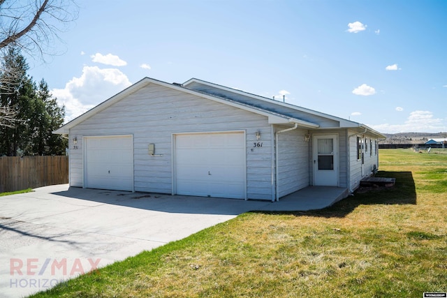 view of front of property featuring a front yard