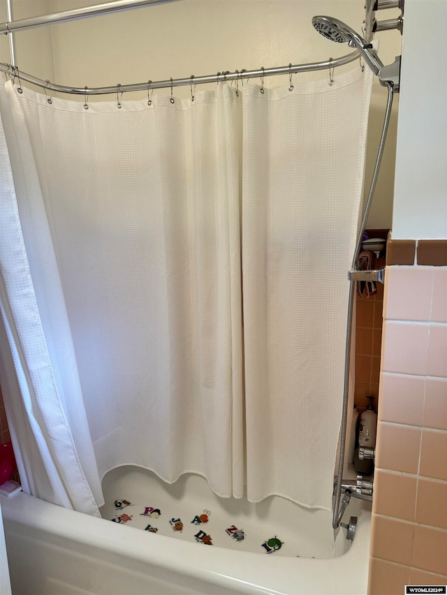 bathroom featuring shower / tub combo