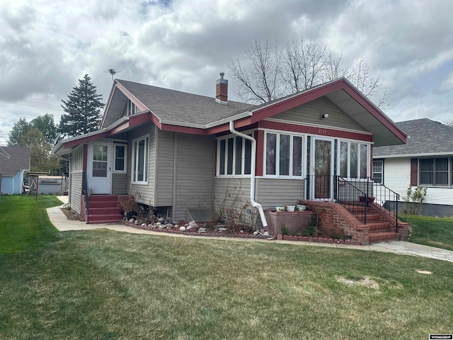 view of front of property featuring a front yard