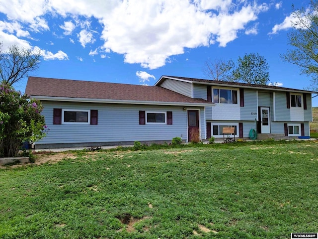 view of front facade featuring a front yard