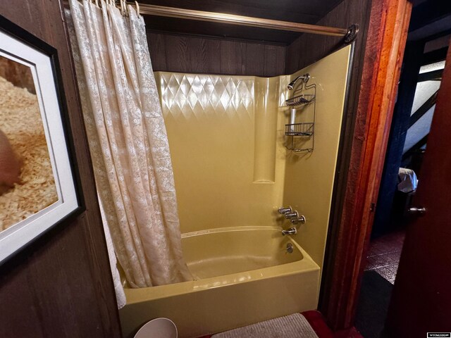 bathroom featuring shower / bath combo